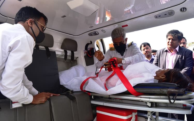 गंगासागर से पहली बार एक महिला को किया गया एयरलिफ्ट, उत्तर प्रदेश की चंद्रावती को लाया गया कोलकाता