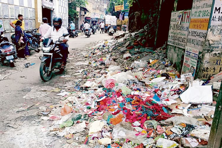 धनबाद में कचरे का संकट बरकरार, शहरों के गली मुहल्लों में 20 दिनों से नहीं हुई सफाई