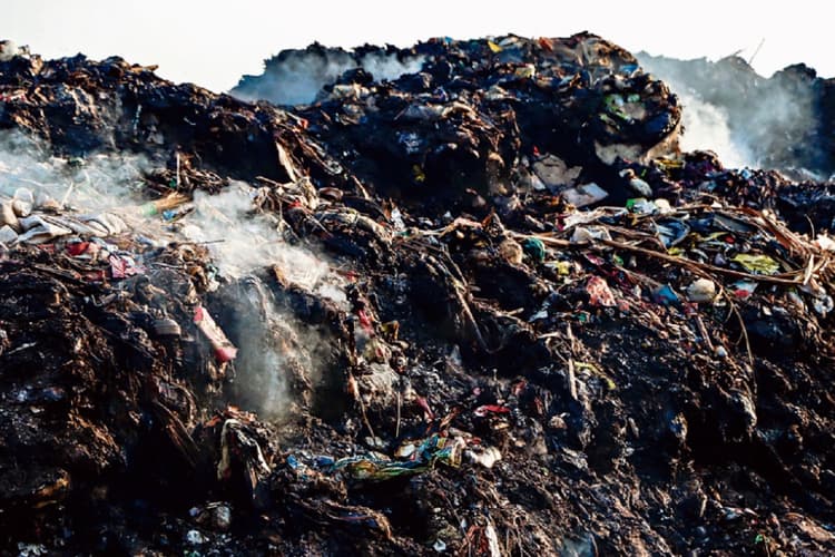 जमशेदपुर का सोनारी मरीन ड्राइव की खूबसरती को बिगाड़ रहा कचड़े का ढेर, कचरा निष्पादन की मशीन 4 माह से खराब