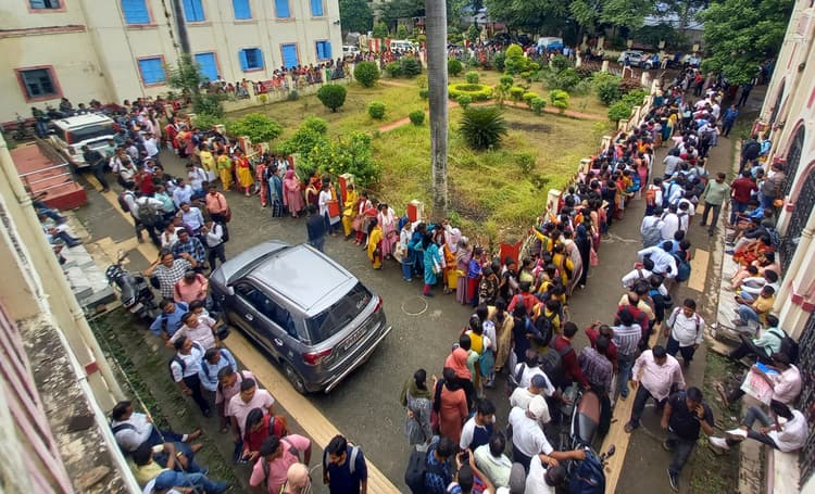 घंटों लाइन में खड़े रहे शिक्षक अभ्यर्थी, नेटवर्क खराब होने से डॉक्यूमेंट वेरिफिकेशन में हुई परेशानी