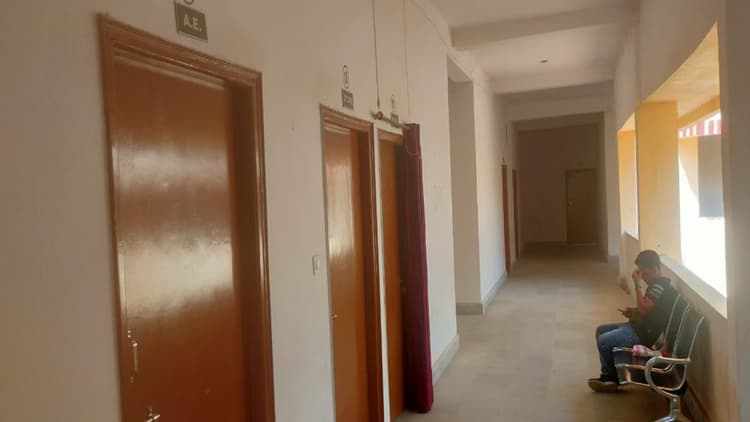 Jharkhand news: साहब से लेकर सहायक तक गढ़वा प्रखंड से हैं नदारद, ऑफिस का चक्कर लगाकर थक रहे लोग