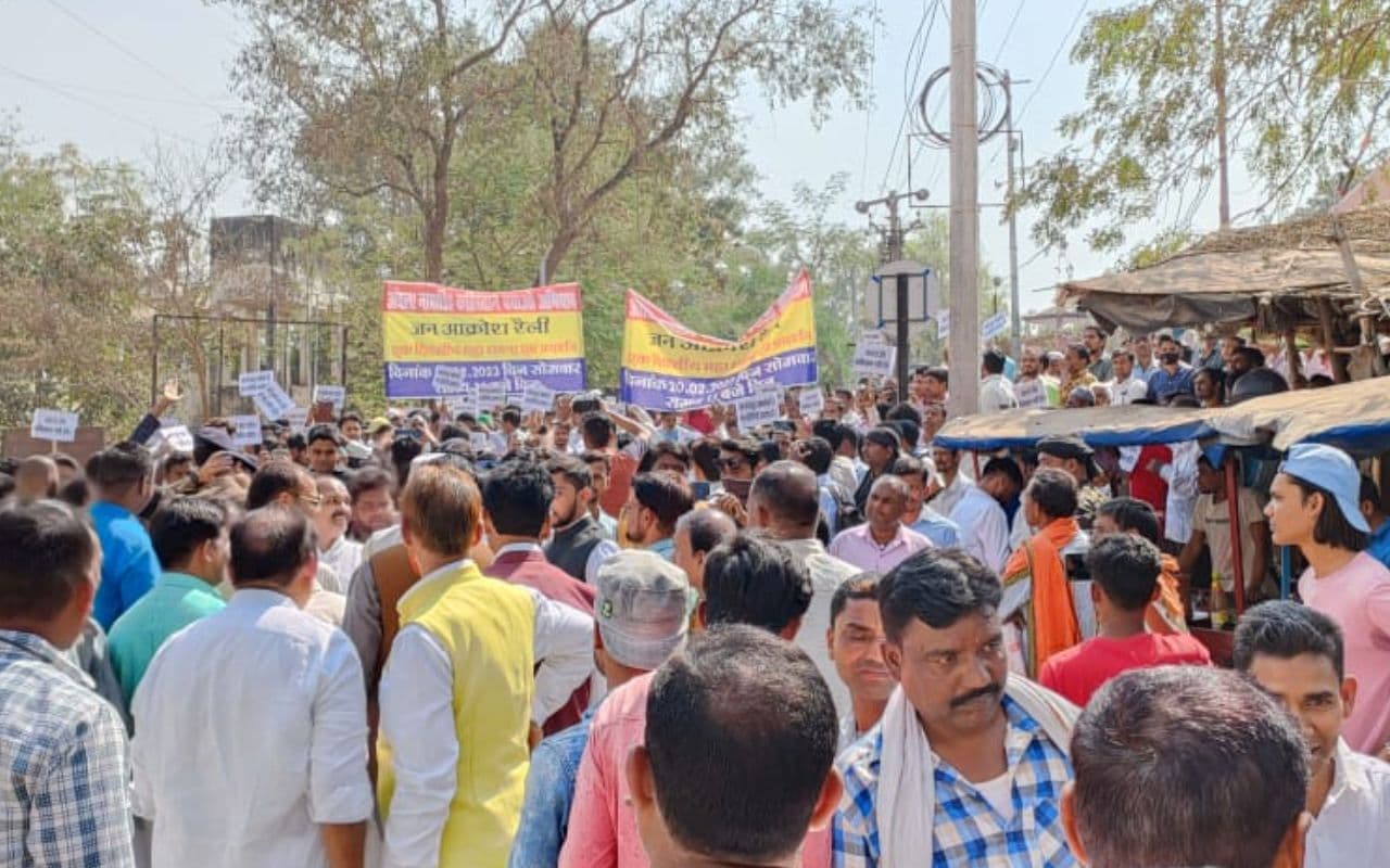 Garhwa: कब्रिस्तान को बचाने के लिए सड़क पर उतरा मुस्लिम समुदाय, तीन घंटे तक किया प्रदर्शन, जताया आक्रोश