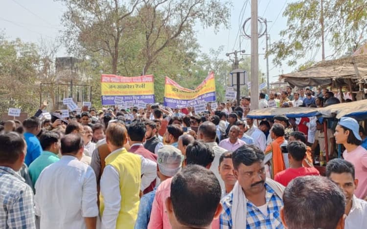 Garhwa: कब्रिस्तान को बचाने के लिए सड़क पर उतरा मुस्लिम समुदाय, तीन घंटे तक किया प्रदर्शन, जताया आक्रोश