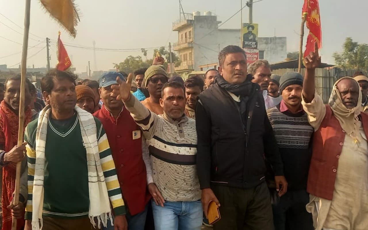 Jharkhand News: गढ़वा में मवेशी काटने पर तनाव, ग्रामीणों ने आरोपी की दुकान में की तोड़फोड़, थाना घेरा