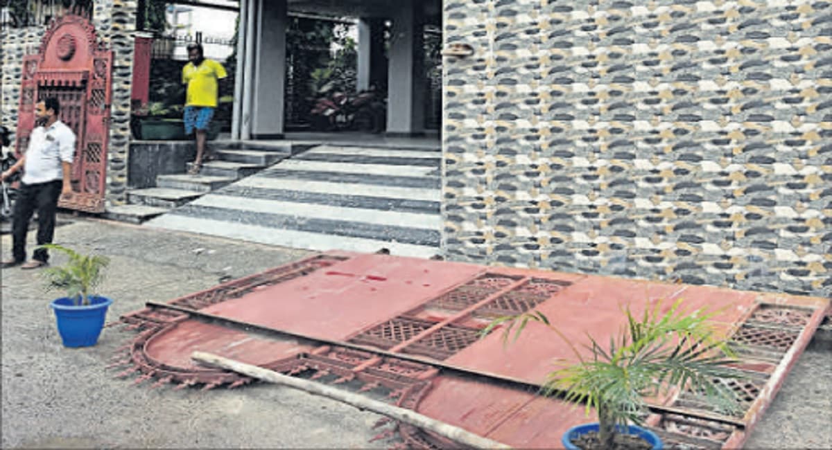 Bihar News: पटना में दर्दनाक हादसा, नाइट गार्ड के ऊपर गिरा 150 किलो के लोहे का गेट, मौके पर ही मौत