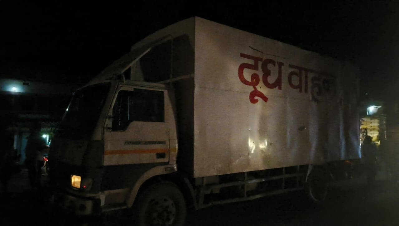 बिहार: दूध वाहन लिखे कंटेनर से हो रही थी गौ तस्करी, औरंगाबाद में बजरंग दल के कार्यकर्ताओं ने पकड़ा