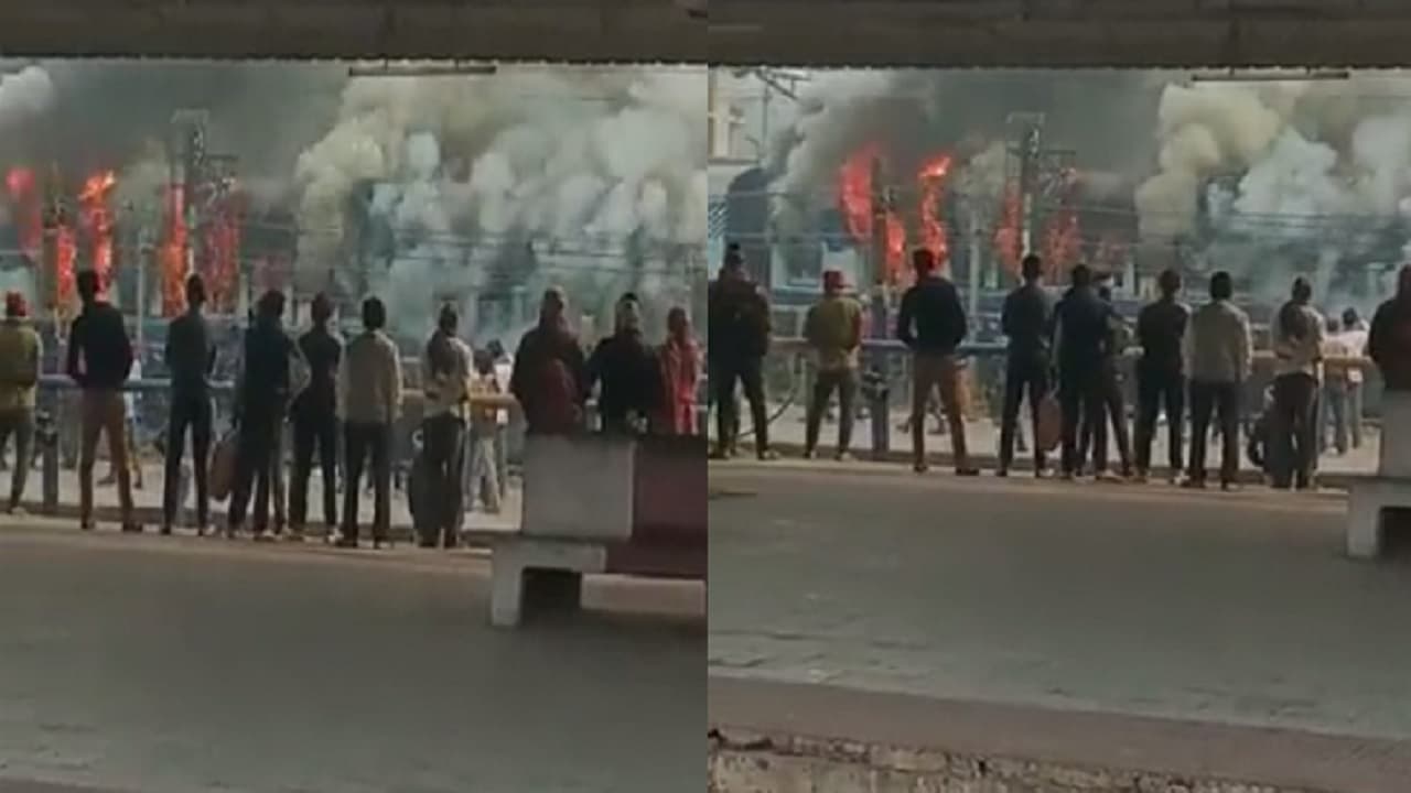 Bihar News: गया जंक्शन पर ट्रेन में लगी भीषण आग, धू-धू कर जली बोगी, दमकल की मदद से संभले हालात