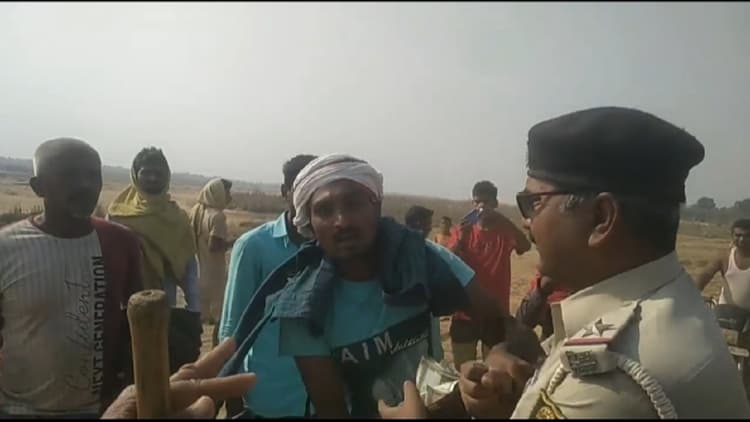 बिहार: गया में छापेमारी करने पहुंचे पुलिसकर्मियों को बालू माफियाओं ने बनाया बंधक, छुड़ा ले गये जब्त जेसीबी