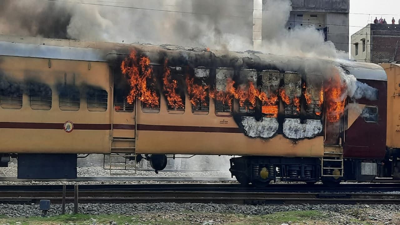 RRB-NTPC अभ्यर्थियों का गया में बवाल, ट्रेनों में लगाई आग, पथराव के बीच पुलिस ने आंसू गैस के गोले दागे