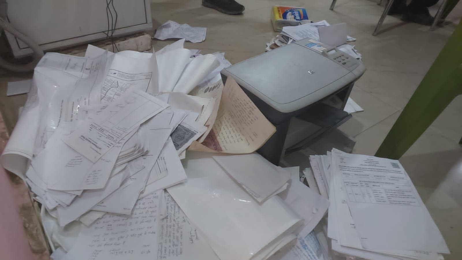 पटना में चल रहा था अवैध अंचल कार्यालय, जमीन की दाखिल-खारिज के लिए रखा जाता था सादा स्टांप पेपर पटना में चल रहा था अवैध अंचल कार्यालय, जमीन की दाखिल-खारिज के लिए रखा जाता था सादा स्टांप पेपर