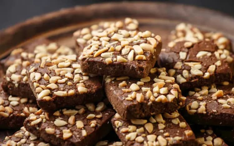 Crunchy Chocolate Recipe: क्रिसमस पर बनाएं कुरकुरी चॉकलेट रेसिपी, ये है आसान तरीका