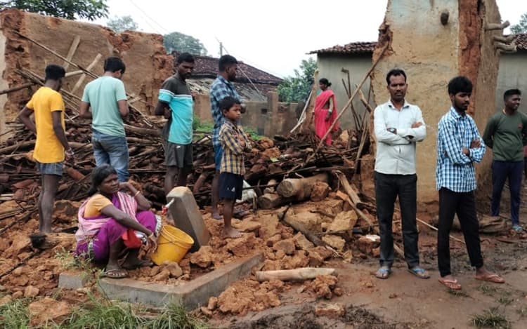 लोहरदगा में सो रहे परिवार पर गिरा मकान, पांच दबे, दो की हालत गंभीर