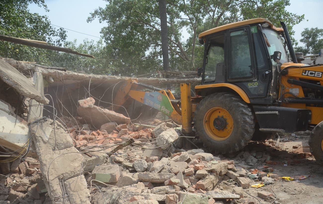 पटना में अतिक्रमण पर चला बुलडोजर, विकास भवन के सामने तोड़ी गई अवैध दुकानें, लोगों में आक्रोश