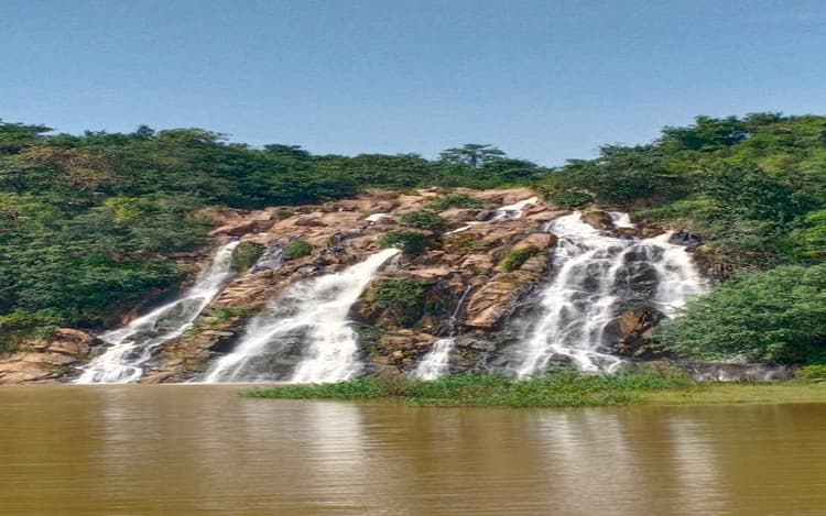 PHOTOS: देखते रह जाएंगे घाघरा जलप्रपात की खूबसूरती, डैम से किसान ढाई हजार एकड़ में सालोंभर करते हैं खेती