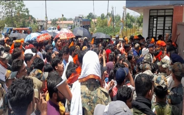 झारखंड बोर्ड 11वीं की रिजल्ट में सुधार की मांग को लेकर गिरिडीह में छात्रों ने दिया धरना, जमकर की नारेबाजी