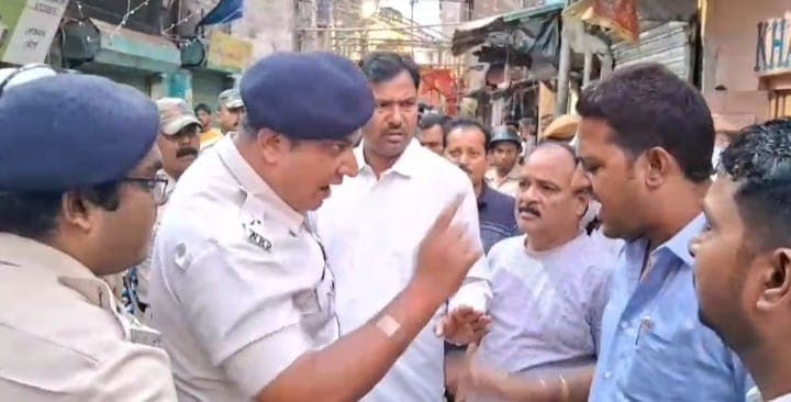 पश्चिम बंगाल : तृणमूल कांग्रेस के दो गुटों के बीच हिंसक झड़प, एक की मौत, कई घायल पश्चिम बंगाल : तृणमूल कांग्रेस के दो गुटों के बीच हिंसक झड़प, एक की मौत, कई घायल