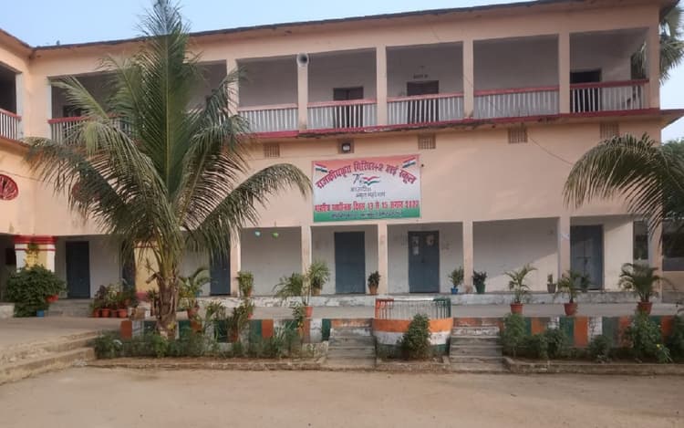 Jharkhand News: पलामू के गिरिवर प्लस टू हाईस्कूल में साइंस के टीचर नहीं, गणित के टीचर पढ़ा रहे कॉमर्स