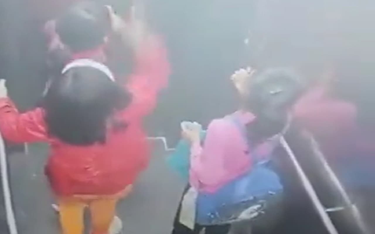 सोसाइटी की लिफ्ट में फंसी तीन बच्चियां, 25 मिनट बाद निकाली गयी बाहर, देखें CCTV वीडियो