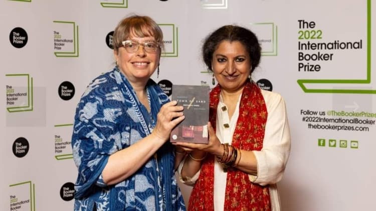 Booker Prize 2022: जानिए हिंदीप्रेमियों का सीना गर्व से चौड़ा करने वालीं गीतांजलि श्री के बारे में