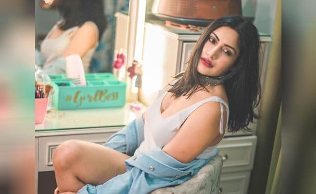 ‘नागिन’ फेम सुरभि चंदना ने बोल्ड लुक से मचाया धमाल, मिरर के सामने यूं पोज देती नजर आईं एक्ट्रेस