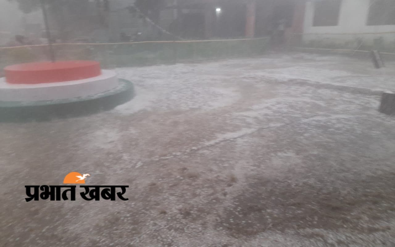 Godda Weather: गोड्डा में ठनका की चपेट में आकर एक की मौत, पूर्वा हवा के साथ बूंदाबांदी से तापमान लुढ़का