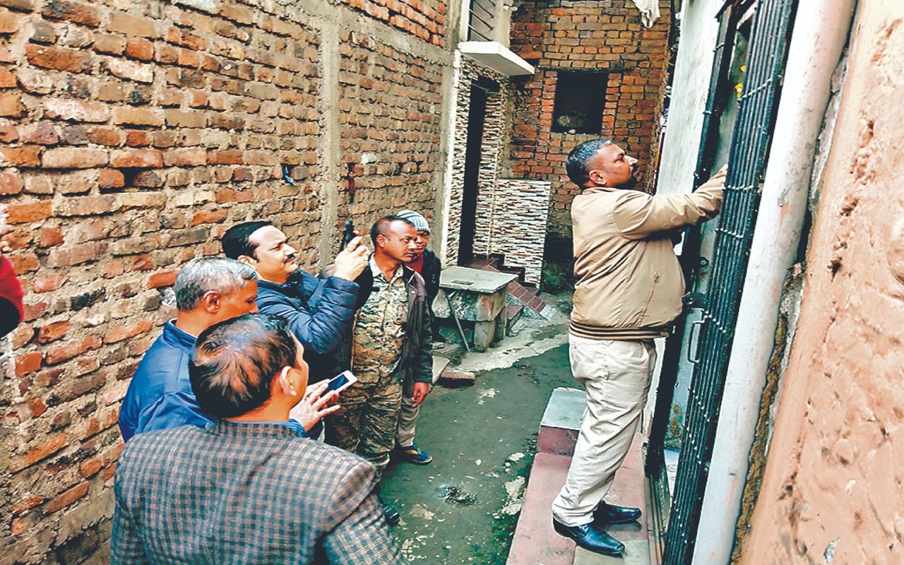 गया रेल स्टेशन पर जब्त सोना मामले में झरिया के दुकानदार के घरवालों से की पूछताछ, चिपकाया इश्तेहार