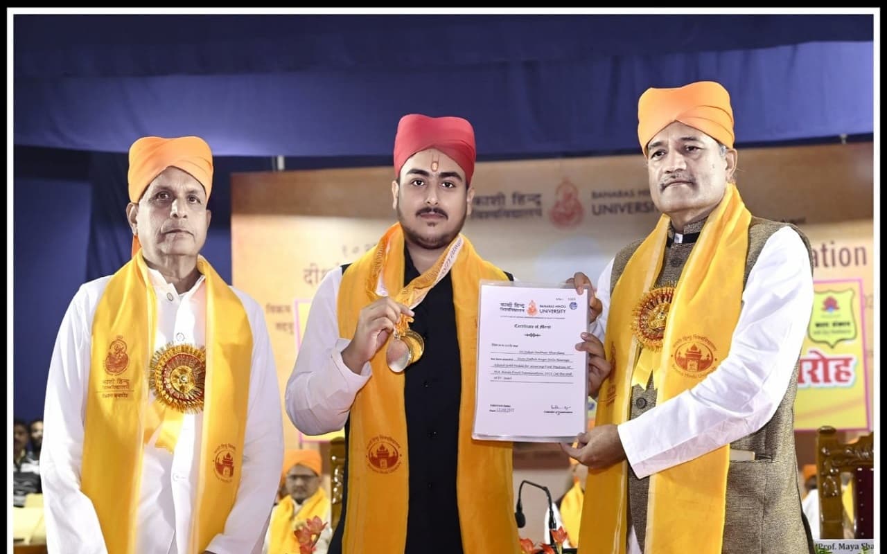 BHU के दीक्षांत समारोह में पलामू के विद्या वैभव भारद्वाज को मिला गोल्ड मेडल, कवि के रूप में है इनकी पहचान