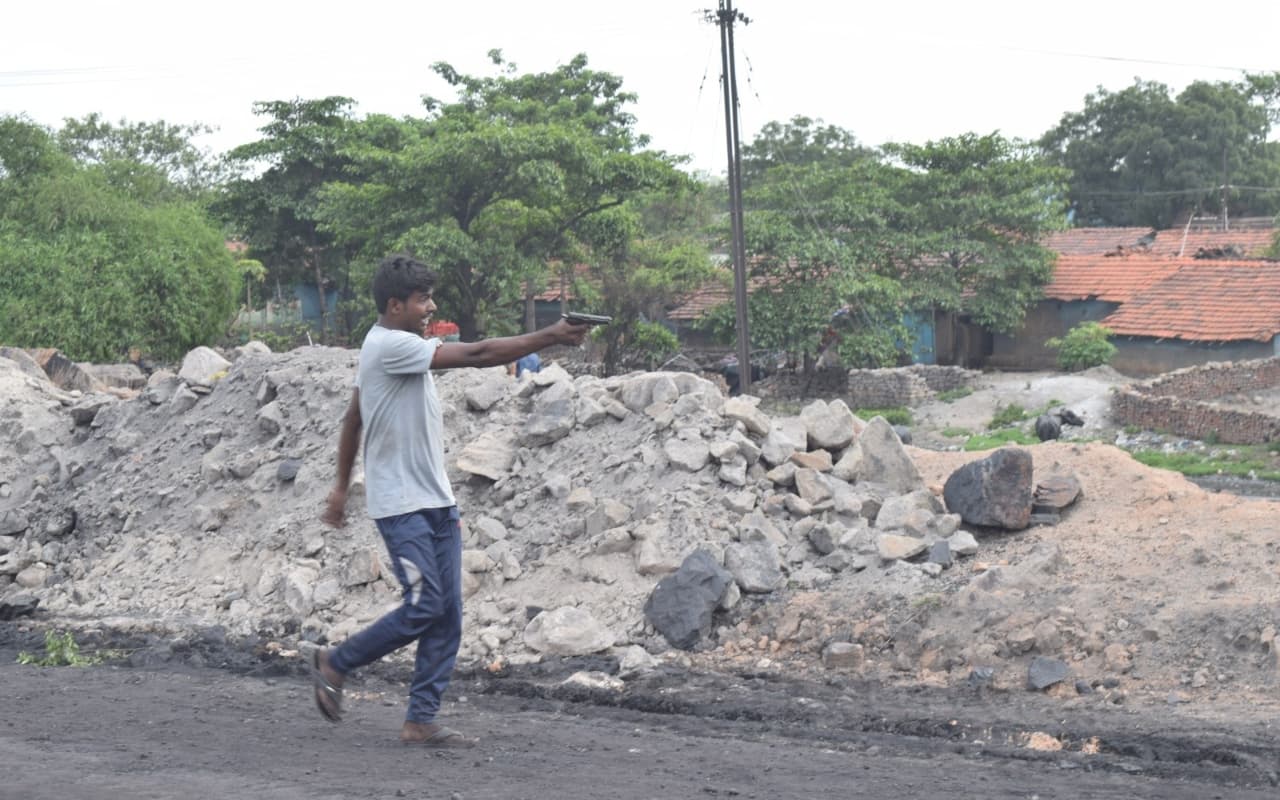 PHOTOS: धनबाद के बस्ताकोला कोलडंप में वर्चस्व की लड़ाई में जमकर चली गोलियां, कई घायल