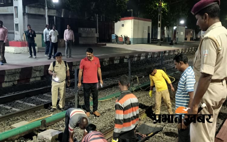 Dhanbad News: गोमो जंक्शन पर राजधानी एक्सप्रेस से कटकर 3 लोगों की मौत, 300 मीटर तक बिखरे मांस के लोथड़े
