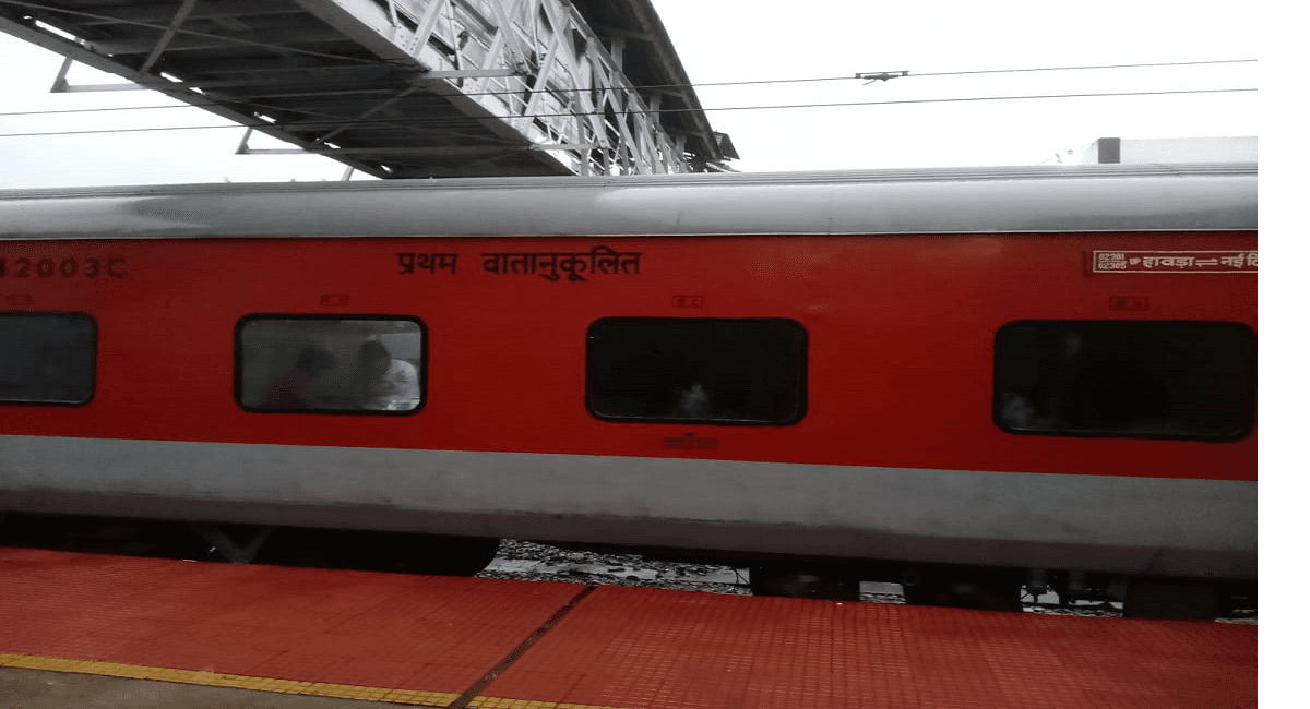 Indian Railways News : झारखंड में ओवरहेड तार पर पेड़ गिरने से ट्रेनों का परिचालन ठप, फंसी रहीं कई ट्रेनें