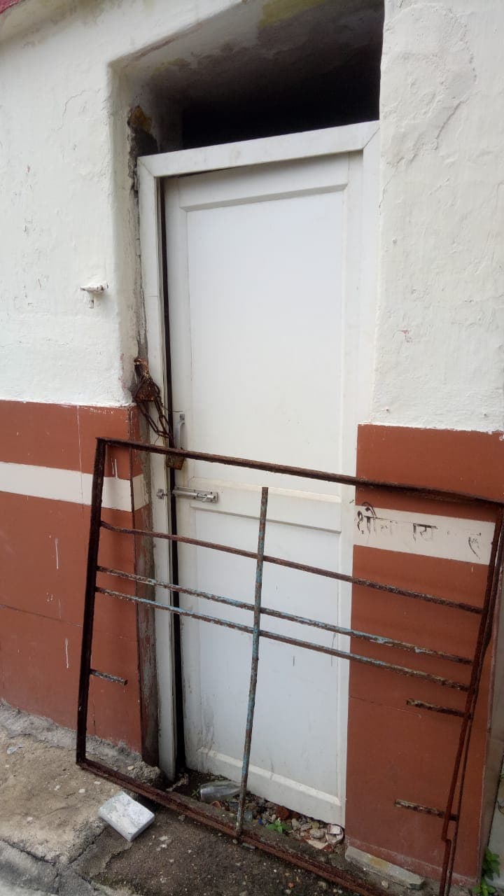 Indian Railways News : A ग्रेड गोमो स्टेशन के शौचालय बदहाल, खुले में शौच करने पर मजबूर हैं यात्री, GRP ने महिला स्नानघर को बना दिया शवगृह