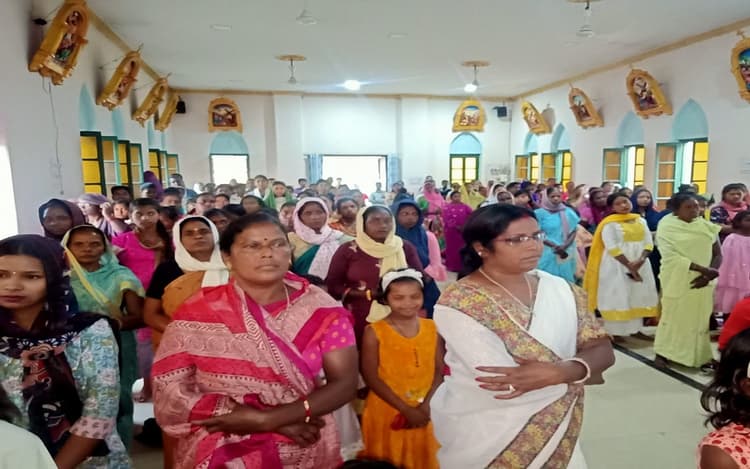 Good Friday: कैथोलिक चर्च में पवित्र क्रूस की उपासना, परम प्रसाद व सामूहिक आर्शीवाद, ऐसे मना शुभ शुक्रवार