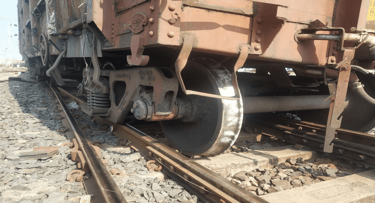 Train News : झारखंड के धनबाद रेल मंडल में मालगाड़ी बेपटरी, ढाई घंटे बाधित रहा परिचालन