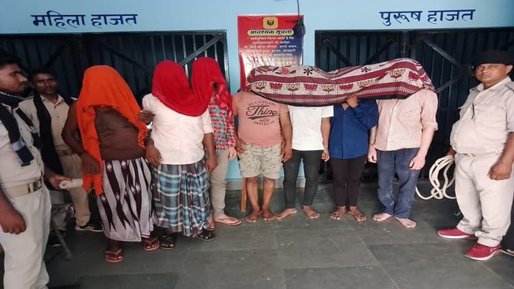 Bihar News: गोपालगंज में शराबकांड के आरोपित को पकड़ने गयी पुलिस टीम पर हमला, आठ लोग गिरफ्तार