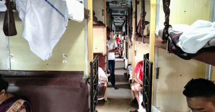 Indian Railways: रेलवे के लिए मुसीबत बने चोर यात्री! तीन माह में 5000 बेडशीट गायब, 15 हजार इस्तेमाल से बाहर