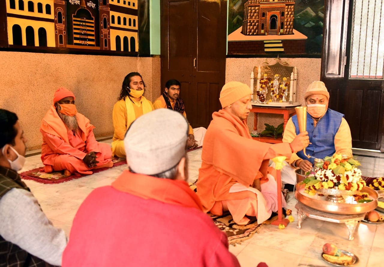 CM Yogi Adityanath ने जनकल्याण की कामना से अपने आवास पर किया रुद्राभिषेक