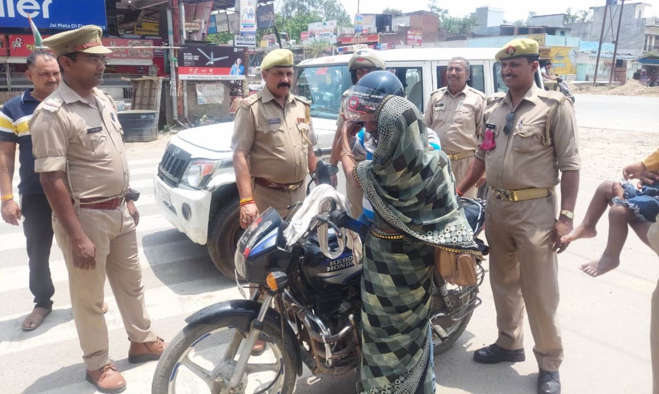 Gorakhpur: ट्रैफिक नियमों को लेकर सख्त हुई गोरखपुर पुलिस, अब बिना हेलमेट नहीं मिलेगी शहर में एंट्री