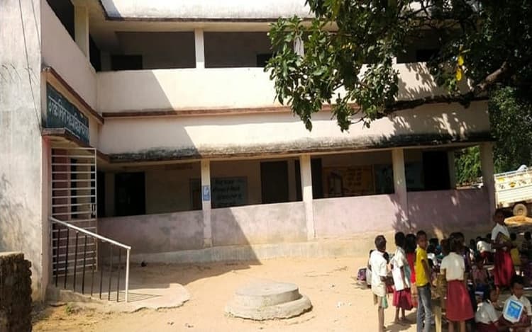Jharkhand News: झारखंड के इस सरकारी स्कूल में पेयजल को तरस रहे बच्चे, मिड डे मील में भी हो रही परेशानी