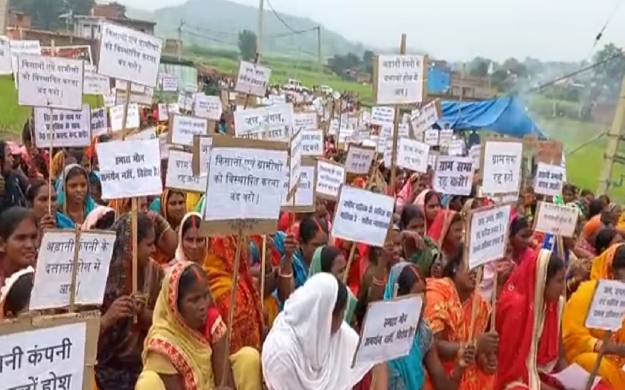 अडानी गोंदलपुरा कोल ब्लॉक अधिग्रहण : रैयतों ने मौन धारण कर ग्रामसभा का किया विरोध, बैरंग लौटे अफसर