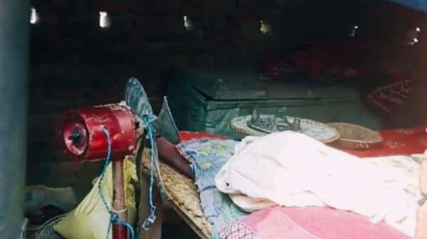 पूर्वी चंपारण में दादी की गोद में सो रही थी पोती, बिजली के पंखे के तार से लगी करंट. दोनों की मौत