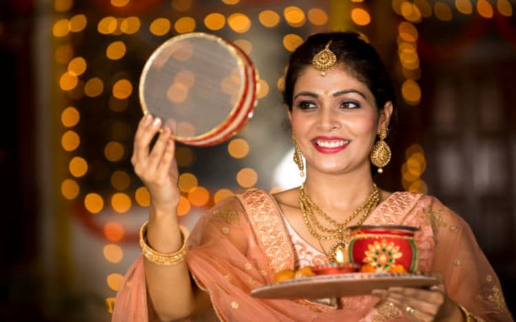 Karwa Chauth Vrat 2023 : करवा चौथ पर भूल से भी ना करें ये काम