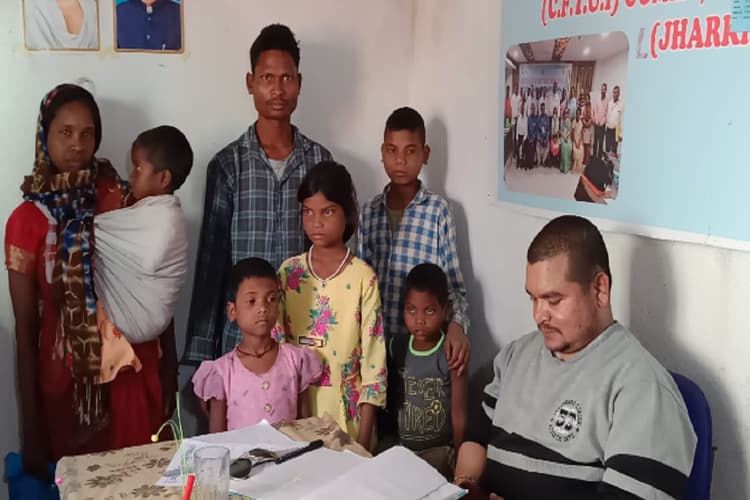 गुमला के इन 4 बच्चों की जिंदगी संकट में, माता पिता की हो चुकी है मौत, प्रशासन से लगायी मदद की गुहार