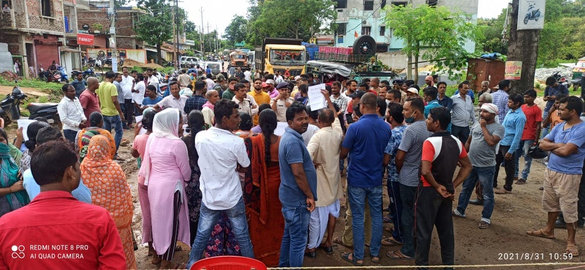 Jharkhand News : सड़क व नाली निर्माण की मांग को लेकर एनएच जाम, गुमला में फंसी रहीं गाड़ियां, ऐसे हटा जाम