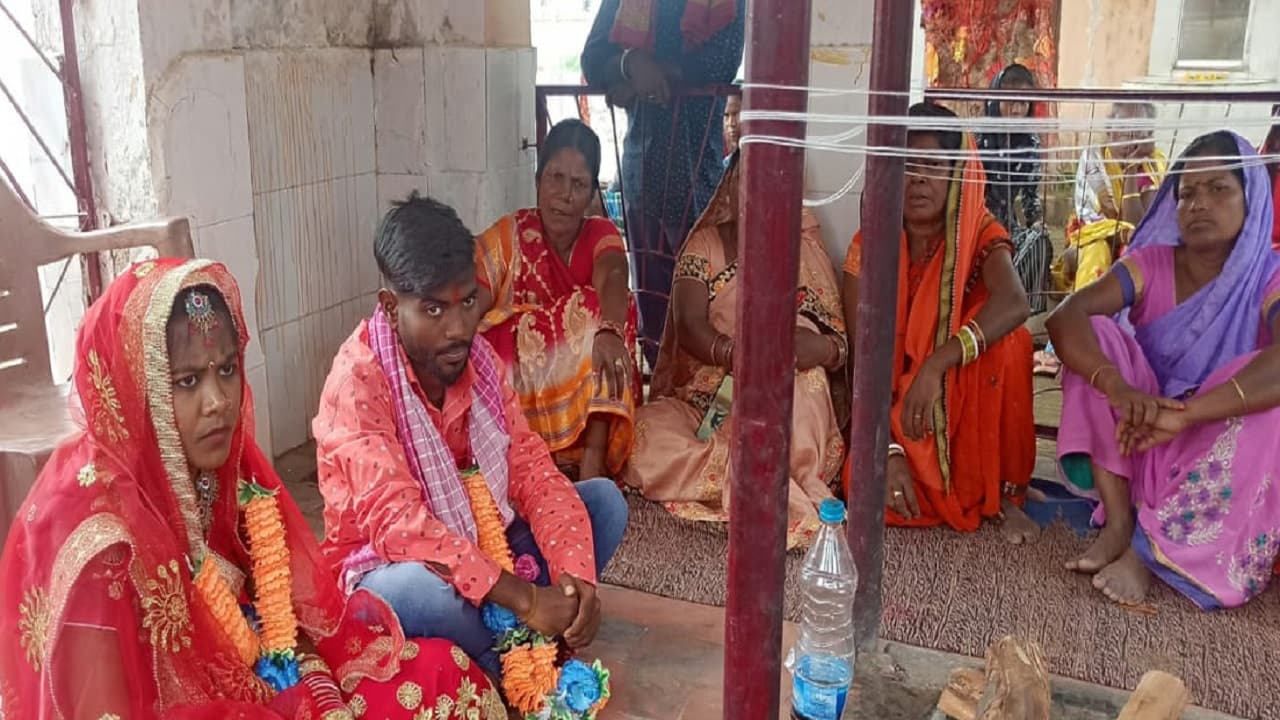 Jharkhand News: दूल्हा एक, दुल्हन दो, झारखंड में कैसे एक प्रेमी को आखिरकार प्रेमिका से ही करनी पड़ी शादी Jharkhand News: दूल्हा एक, दुल्हन दो, झारखंड में कैसे एक प्रेमी को आखिरकार प्रेमिका से ही करनी पड़ी शादी