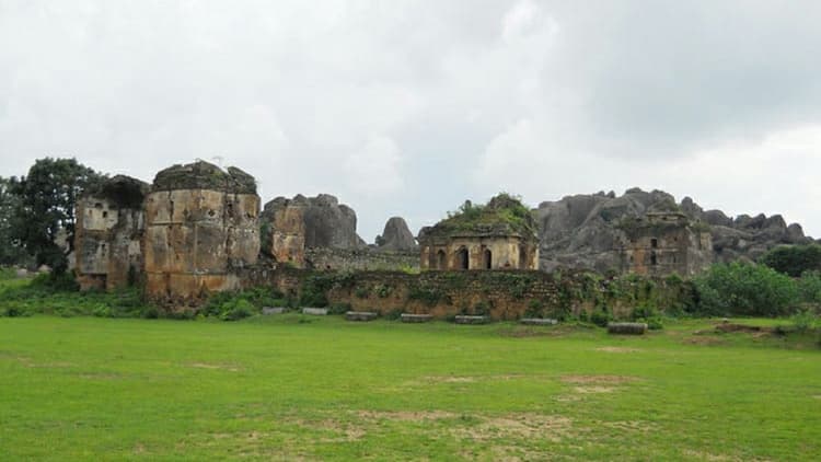 Jharkhand News: नये साल में मनोरंजन के साथ ऐतिहासिक धरोहर देखना चाहते हैं, तो गुमला का नवरत्न गढ़ देखिए