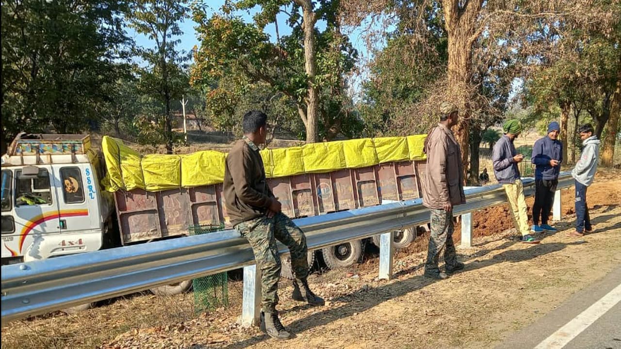 तेज रफ्तार ट्रक ने गुमला में तीन लोगों को कुचला, मौके पर मौत, परिजनों ने प्रशासन से मदद की लगायी गुहार