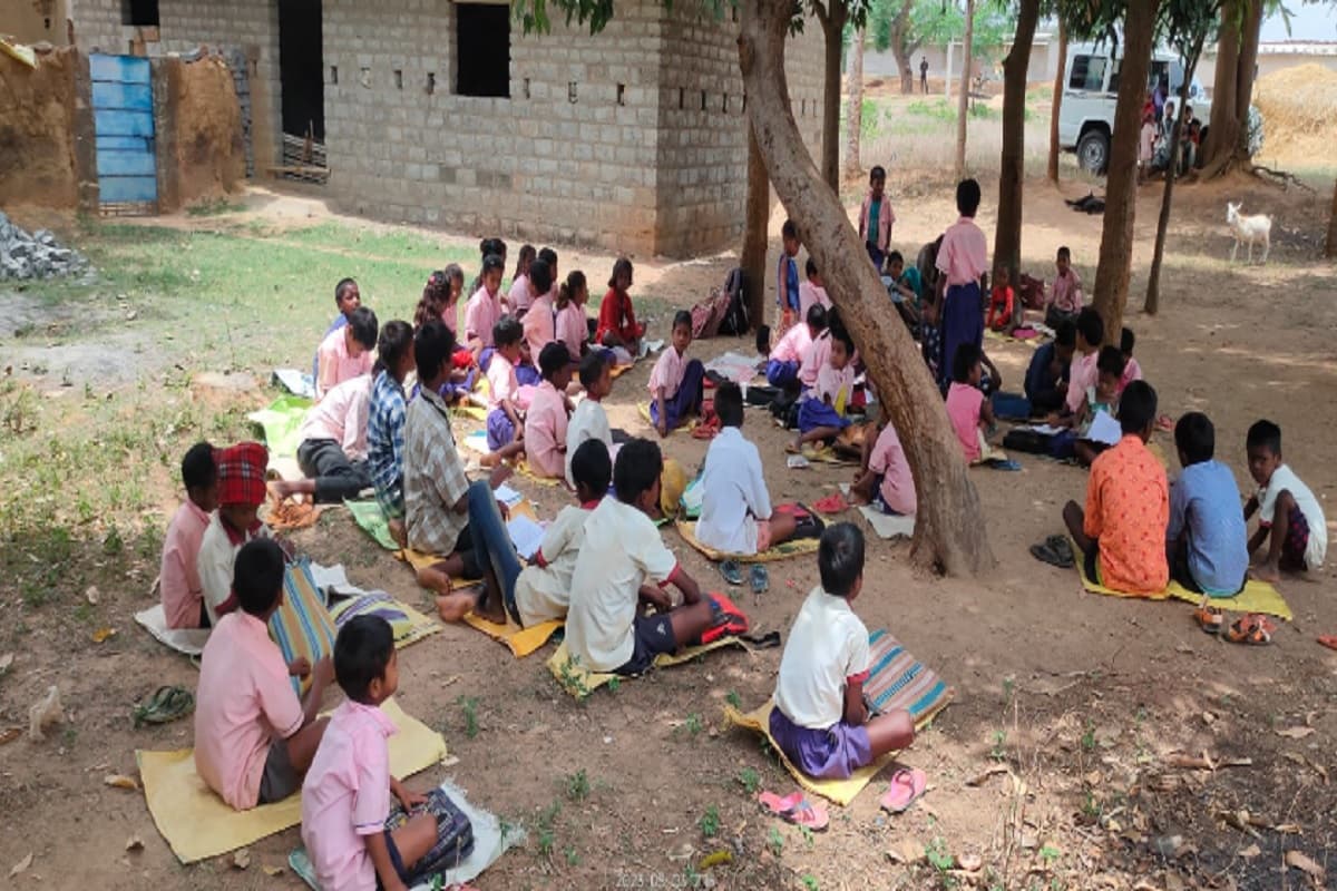 गुमला के स्कूल में भवन की छत न गिर जाये, इसलिए बच्चे बाहर बैठ कर करते हैं पढ़ाई, एक कमरे में लग गया ताला