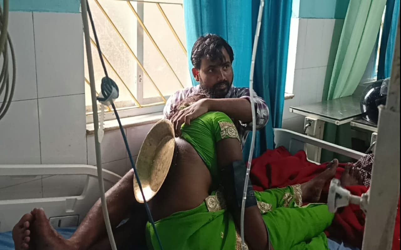 सर्पदंश के बाद सदर अस्पताल गुमला में झाड़-फूंक, स्थिति नाजुक होने पर रांची रेफर, डॉक्टर बोले-इलाज है संभव सर्पदंश के बाद सदर अस्पताल गुमला में झाड़-फूंक, स्थिति नाजुक होने पर रांची रेफर, डॉक्टर बोले-इलाज है संभव