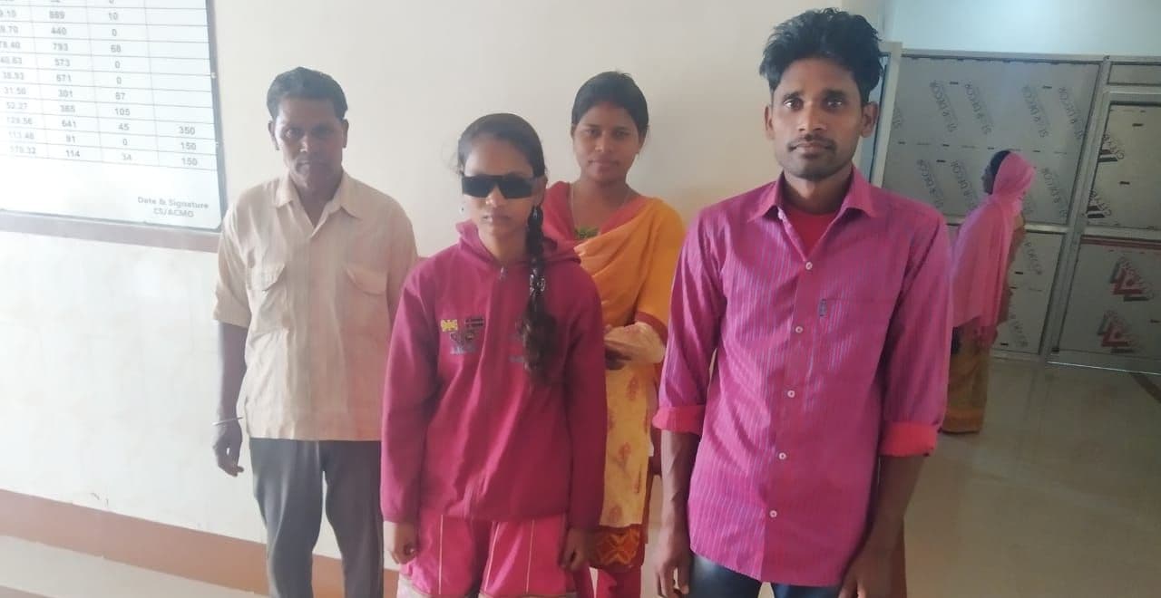 प्रभात खबर इंपैक्ट : अब अपनी आंखों से देखने लगी झारखंड के गुमला की सुलेखा, स्वास्थ्य मंत्री बन्ना गुप्ता ने लिया था संज्ञान