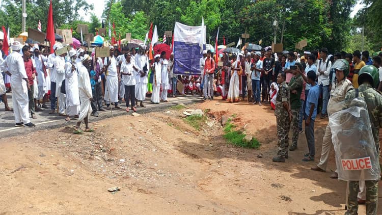 Jharkhand News: जमीन नहीं मिलने से नाराज टाना भगत उतरे सड़क पर, गुमला-लोहरदगा मार्ग रहा घंटों जाम